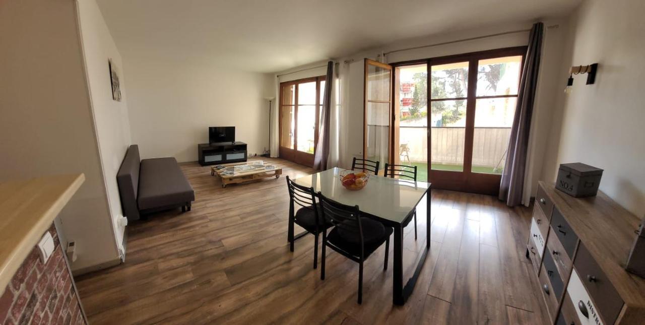 Appartement Au calme, 200m du centre T2 avec balcon et parking à Cassis Extérieur photo