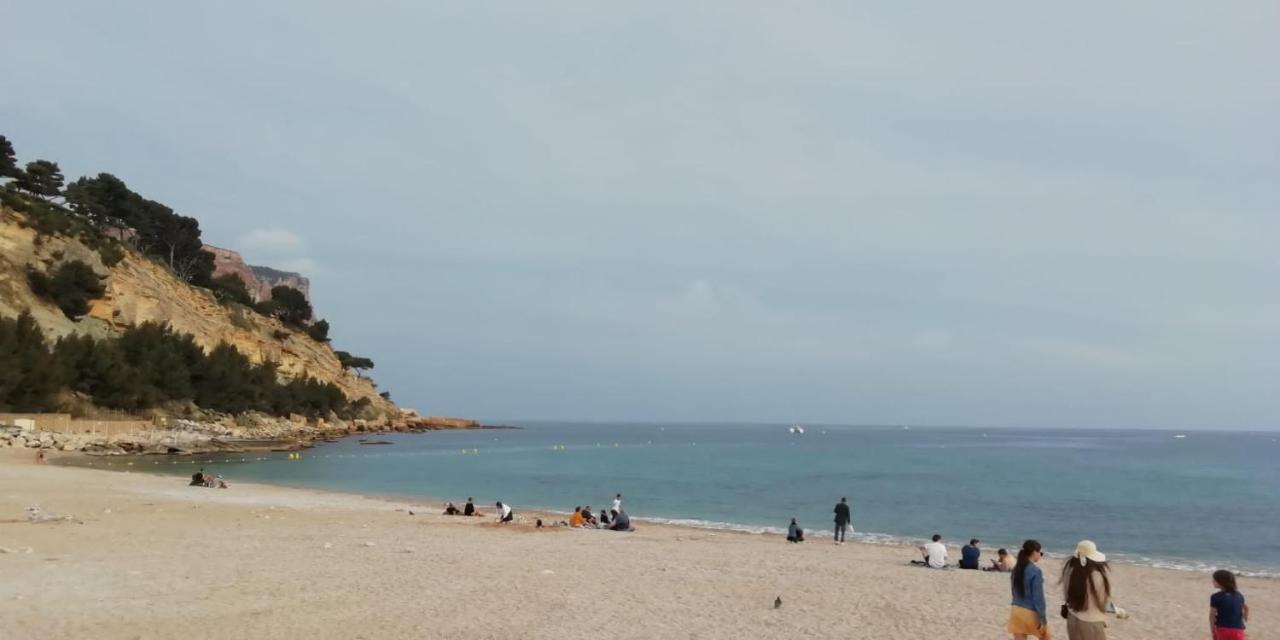 Appartement Au calme, 200m du centre T2 avec balcon et parking à Cassis Extérieur photo