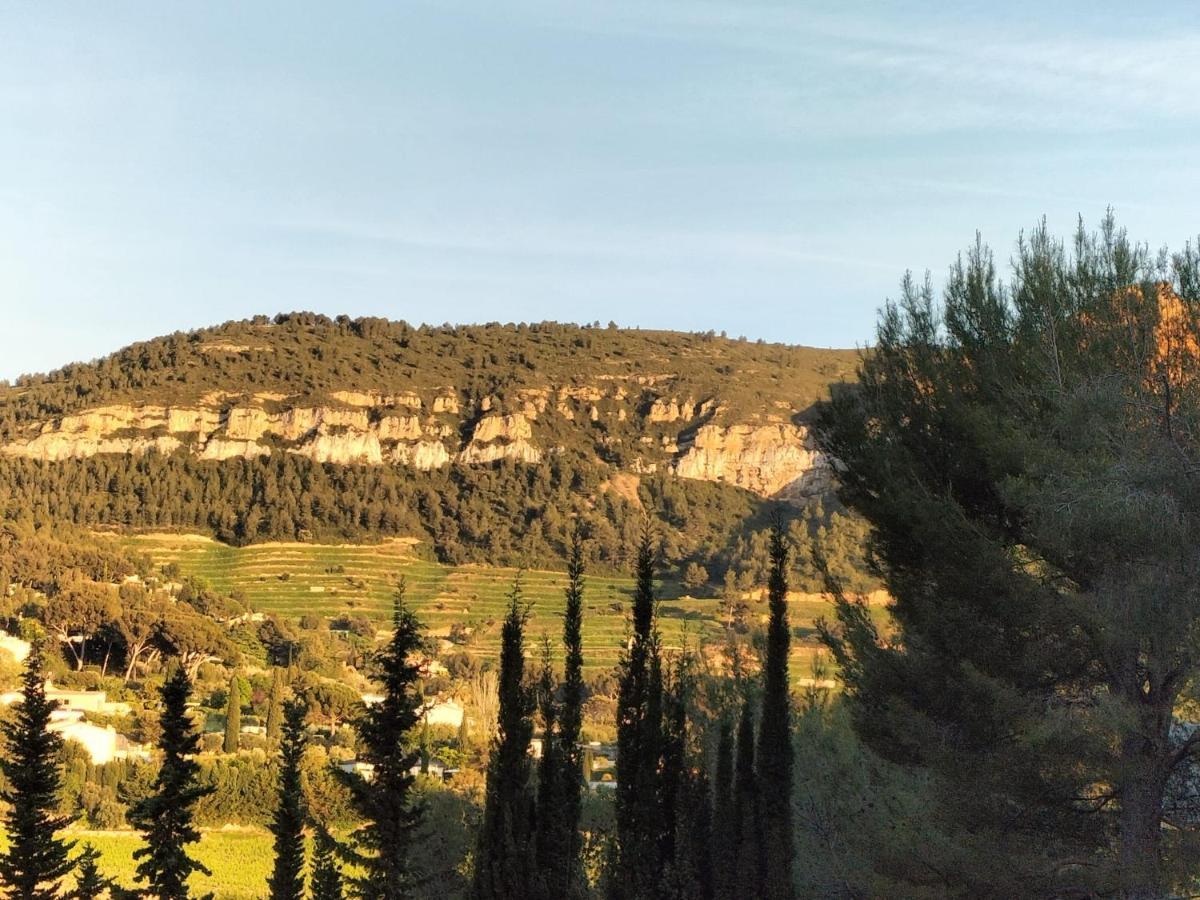 Appartement Au calme, 200m du centre T2 avec balcon et parking à Cassis Extérieur photo