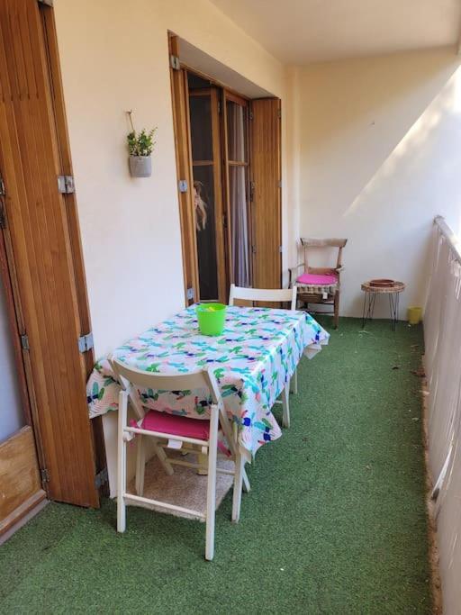 Appartement Au calme, 200m du centre T2 avec balcon et parking à Cassis Extérieur photo