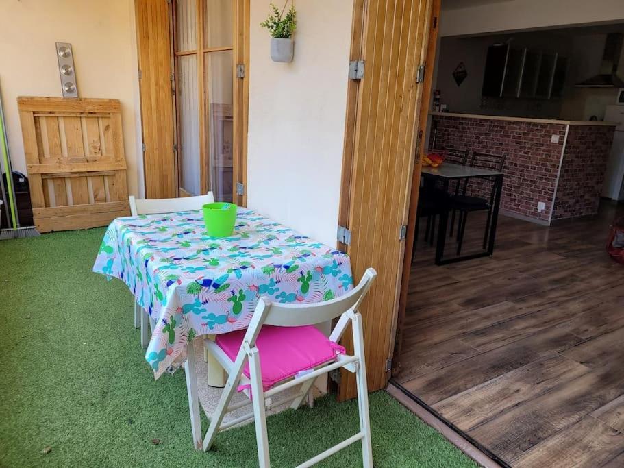Appartement Au calme, 200m du centre T2 avec balcon et parking à Cassis Extérieur photo