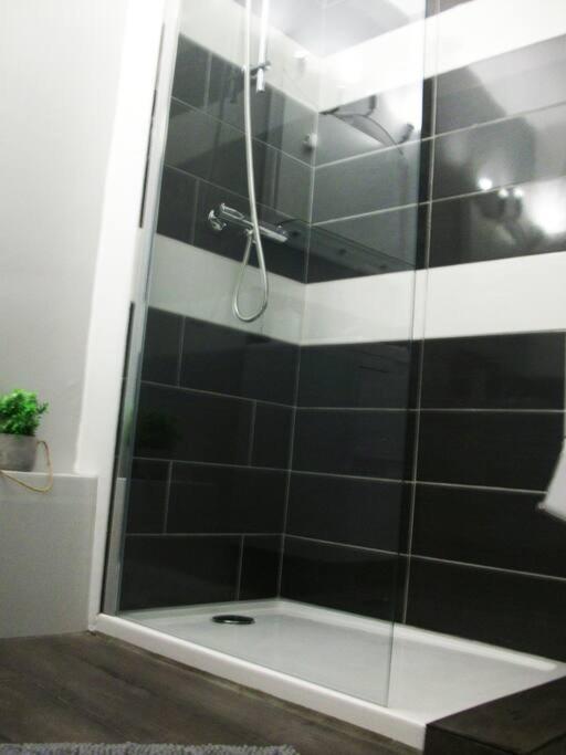 Appartement Au calme, 200m du centre T2 avec balcon et parking à Cassis Extérieur photo