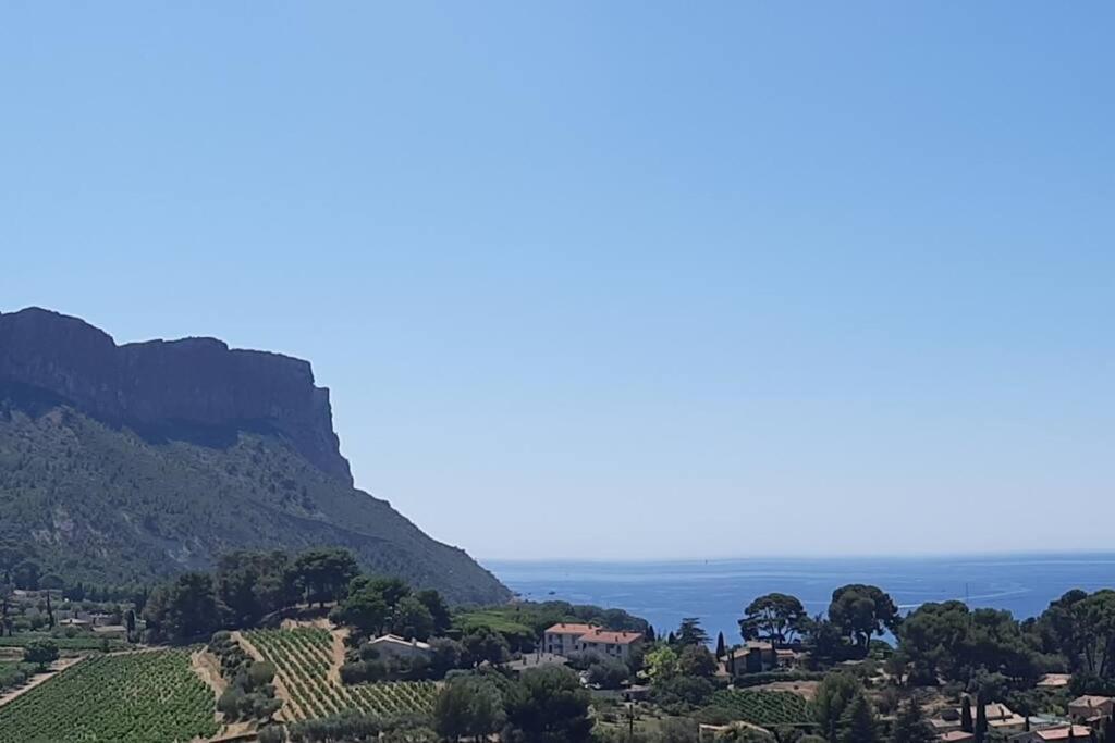 Appartement Au calme, 200m du centre T2 avec balcon et parking à Cassis Extérieur photo