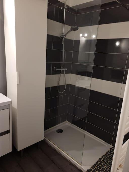 Appartement Au calme, 200m du centre T2 avec balcon et parking à Cassis Extérieur photo
