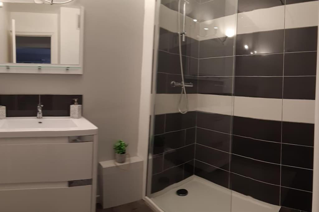 Appartement Au calme, 200m du centre T2 avec balcon et parking à Cassis Extérieur photo