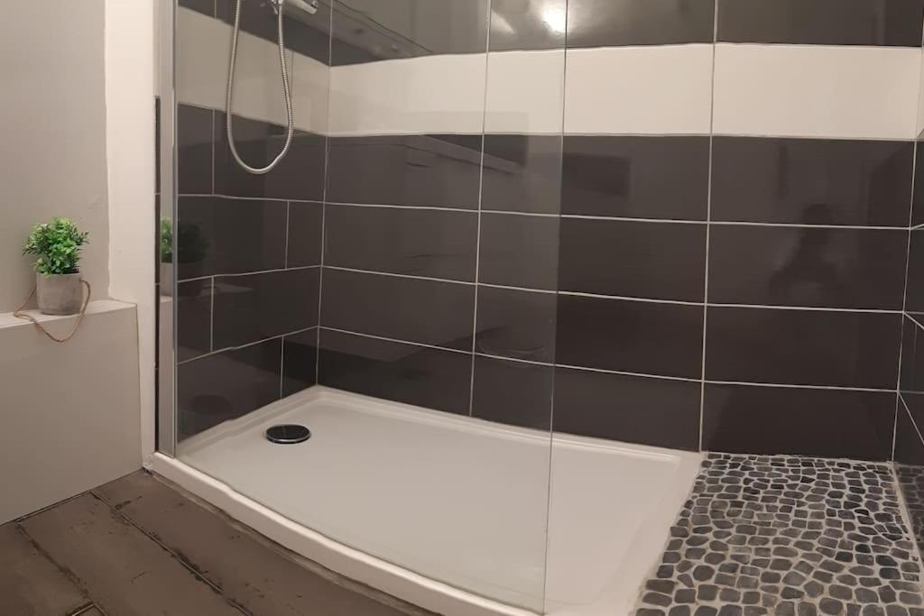 Appartement Au calme, 200m du centre T2 avec balcon et parking à Cassis Extérieur photo