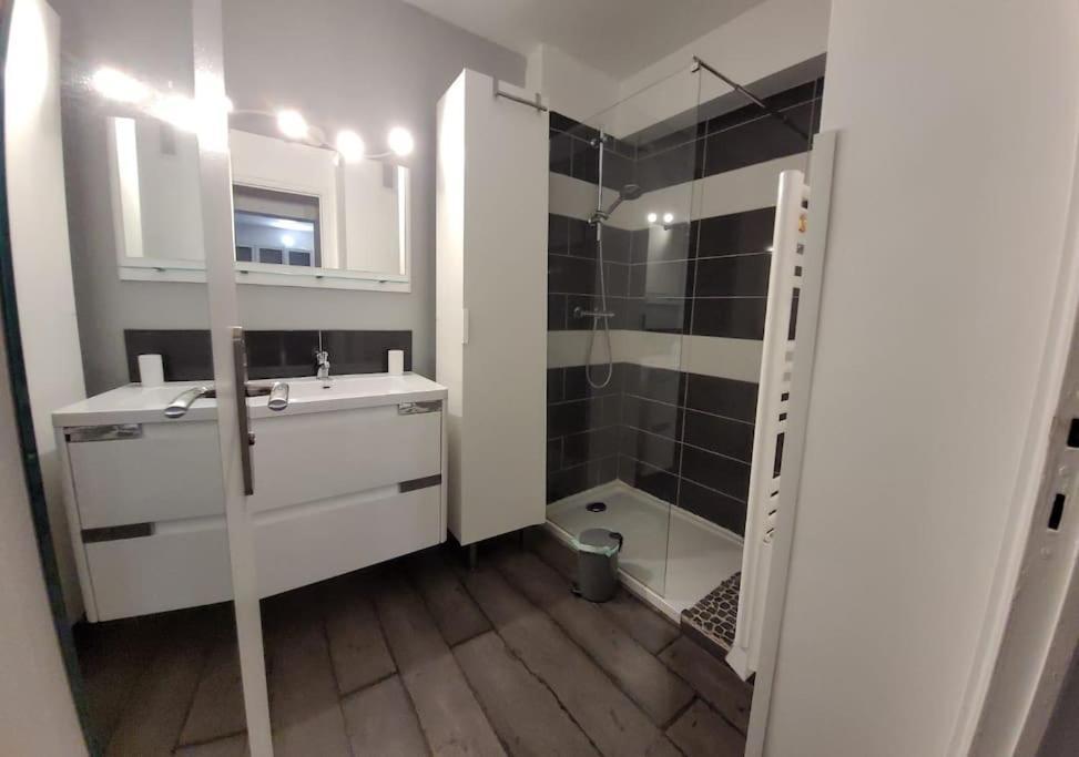 Appartement Au calme, 200m du centre T2 avec balcon et parking à Cassis Extérieur photo