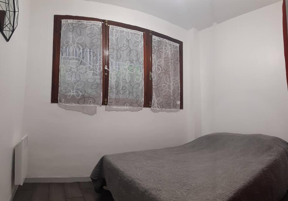 Appartement Au calme, 200m du centre T2 avec balcon et parking à Cassis Extérieur photo
