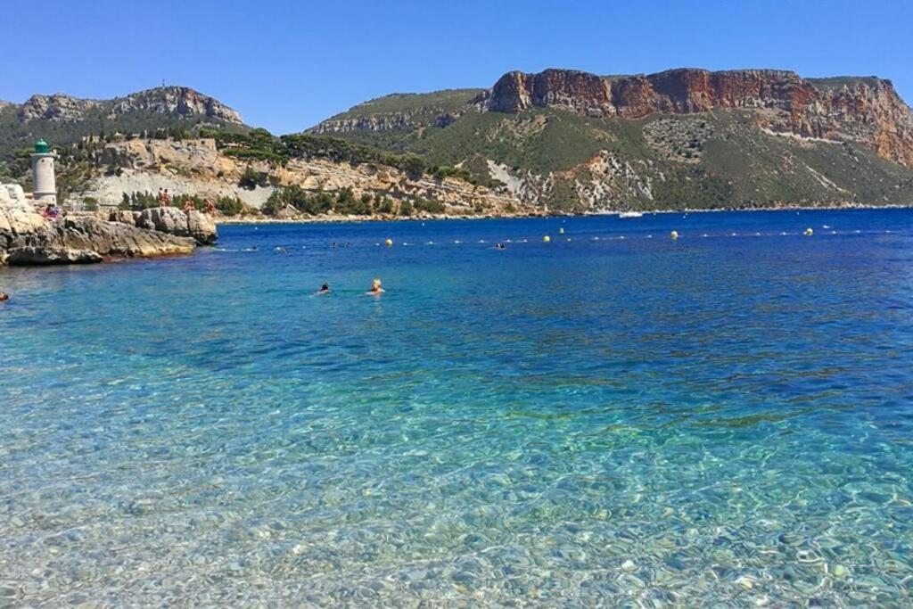 Appartement Au calme, 200m du centre T2 avec balcon et parking à Cassis Extérieur photo