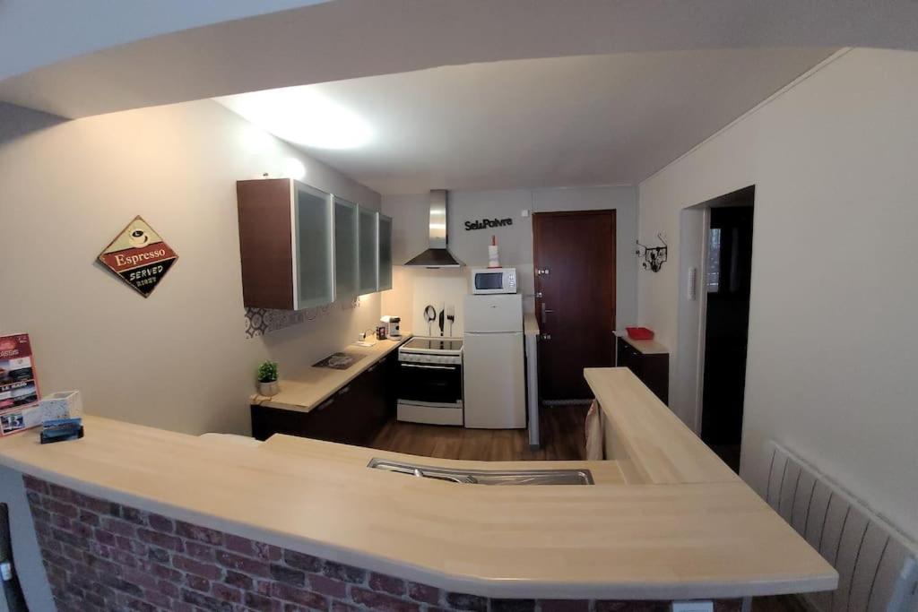 Appartement Au calme, 200m du centre T2 avec balcon et parking à Cassis Extérieur photo