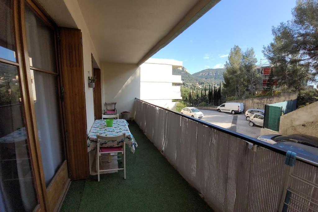 Appartement Au calme, 200m du centre T2 avec balcon et parking à Cassis Extérieur photo