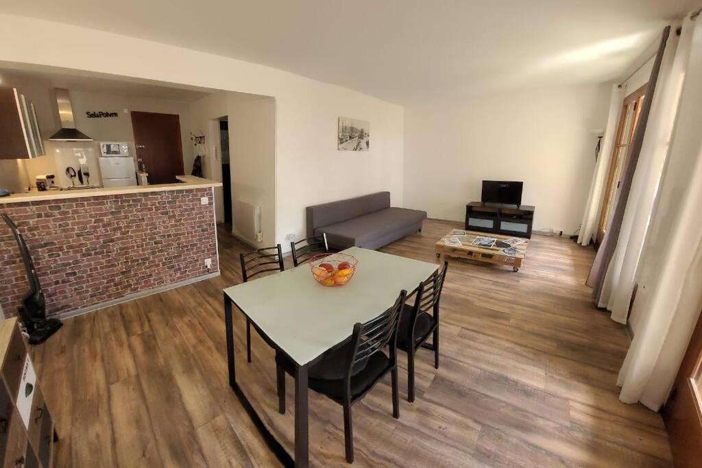 Appartement Au calme, 200m du centre T2 avec balcon et parking à Cassis Extérieur photo
