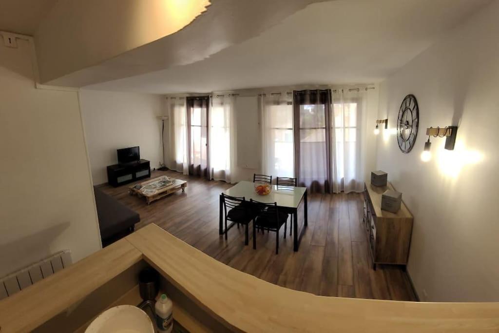 Appartement Au calme, 200m du centre T2 avec balcon et parking à Cassis Extérieur photo