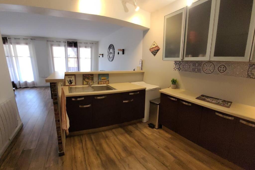 Appartement Au calme, 200m du centre T2 avec balcon et parking à Cassis Extérieur photo