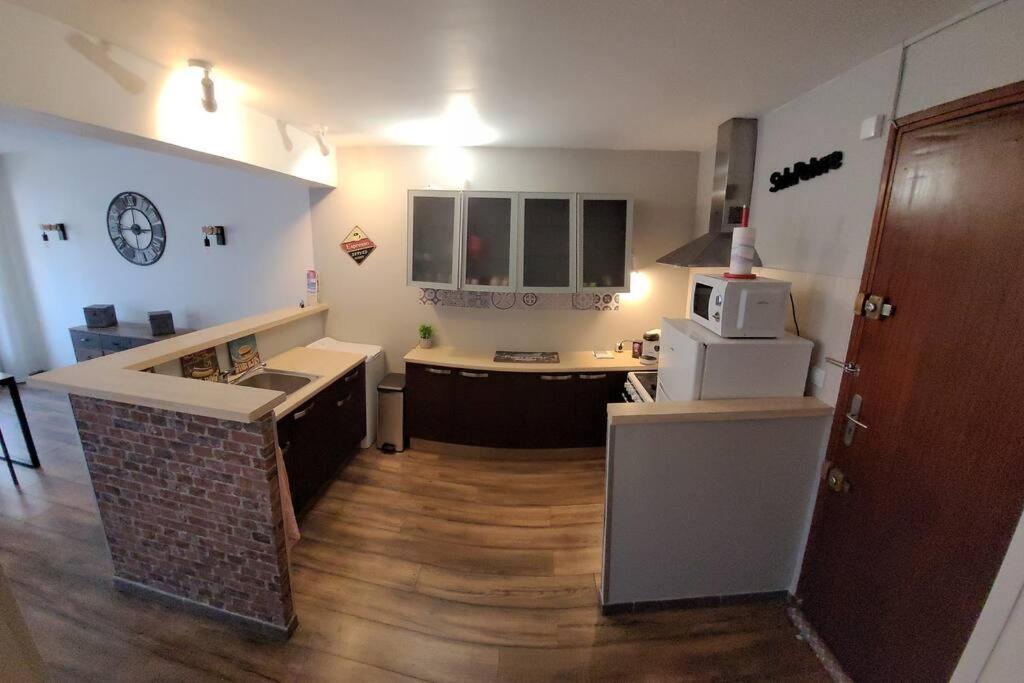 Appartement Au calme, 200m du centre T2 avec balcon et parking à Cassis Extérieur photo