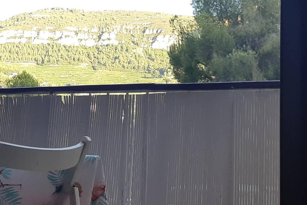 Appartement Au calme, 200m du centre T2 avec balcon et parking à Cassis Extérieur photo