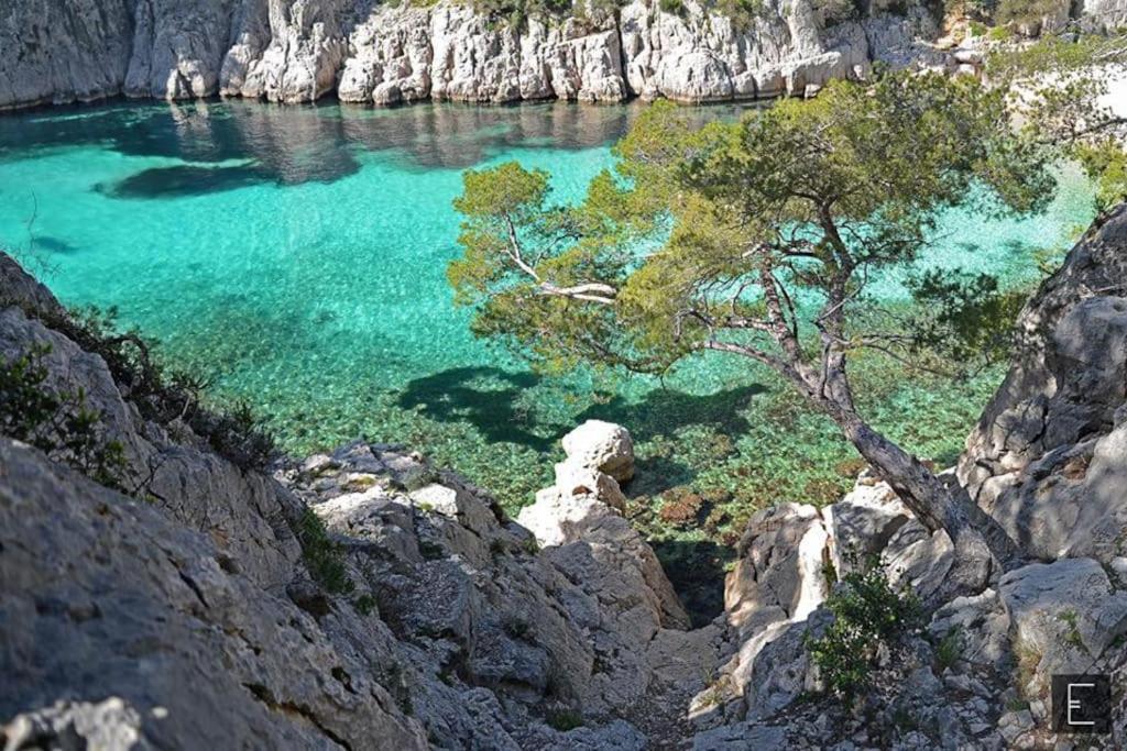 Appartement Au calme, 200m du centre T2 avec balcon et parking à Cassis Extérieur photo